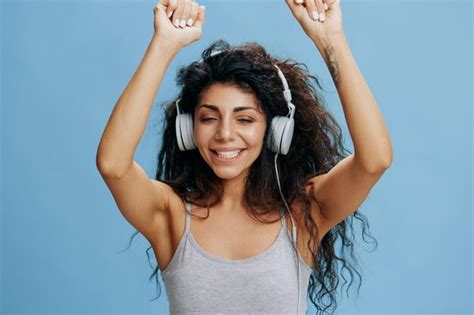 Movi Ndose A La M Sica Bailando Con Alegr A Hermosa Mujer Latina Con Auriculares Afro Touch