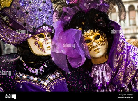 Paar Mit Traditionellen Venezianischen Masken Fotos Und Bildmaterial