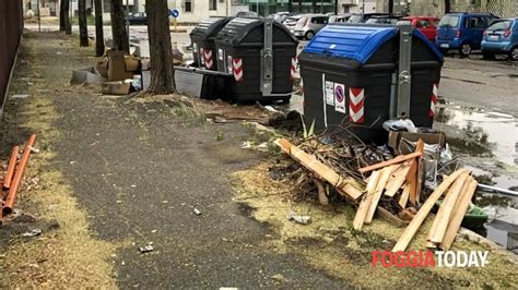 Foggia In Via Patroni Cassonetti Come Discarica A Cielo Aperto