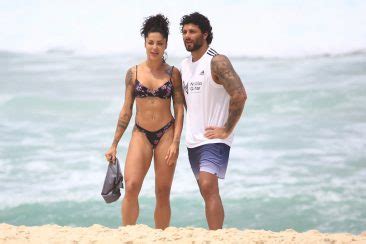 Aline Campos E Jesus Luz Esbanjam Amor Em Dia De Praia