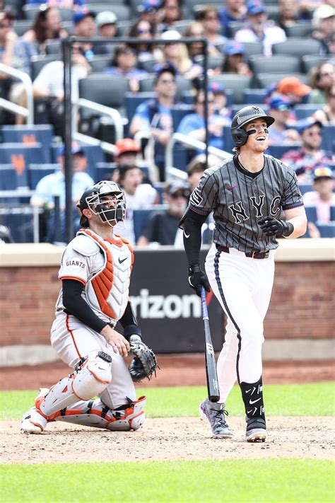 Giants Use Another Late Game Eruption To Defeat Mets Reuters