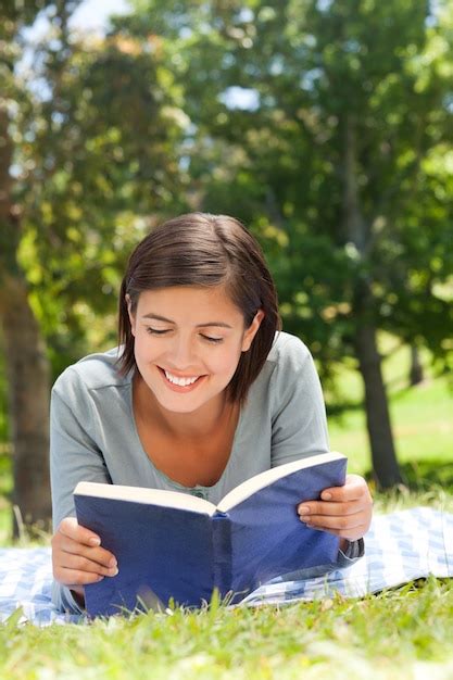 Mujer Leyendo Un Libro En El Parque Foto Premium