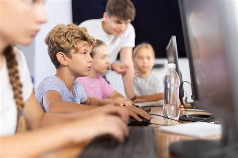 Estudante De Menino Aprendendo A Trabalhar Em Computador Na Sala De