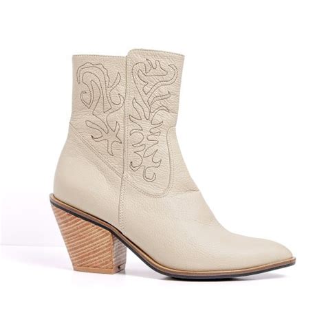 Dorian Nude Junior Rivadeneyra