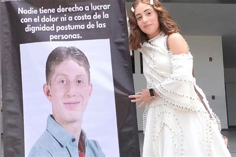 Un poco descuidado y roto así luce el altar de Octavio Ocaña en el