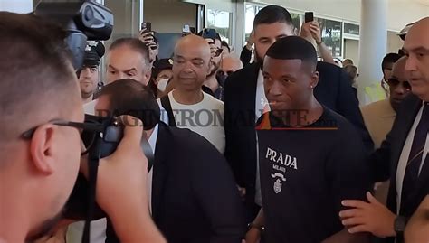 Frattura Composta Della Tibia Per Wijnaldum Con L Operazione Out Per