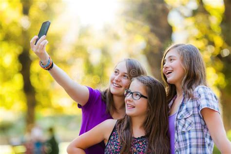 Muchachas Adolescentes Felices Que Toman El Selfie En Parque Imagen De