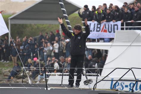 Vendée Globe 2024 le doyen Jean Le Cam prend la tête de la flotte et