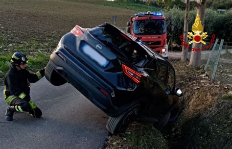 Finisce In Una Cunetta A Bordo Strada E L Auto Resta In Bilico