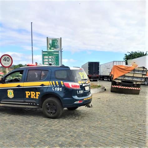 PRF apreende caminhão transportando carga de madeira sem documentação