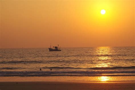 Mobor Beach Goa, India (Location, Activities, Night Life, Images, Facts ...