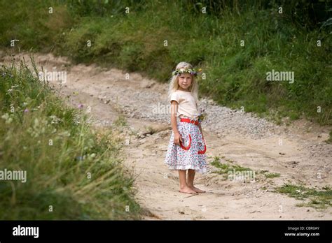 Petite Fille Blonde Debout Banque D Image Et Photos Alamy