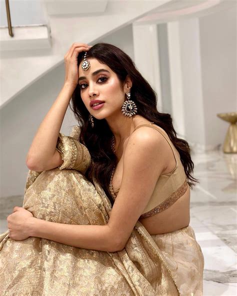 Janhvi Kapoor जान्हवी कपूर ने पिंक साड़ी में धड़काया लोगों का दिल तस्वीरों ने इंटरनेट पर मचा