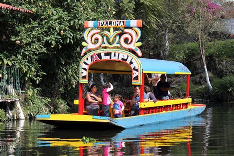 Exemple De Trajinera Typique De Xochimilco