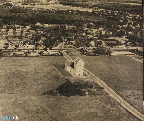 Arkiv Dk Luftfoto Af Holte Kirke