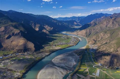 The First Bend Of The Yangtze River Lijiang Gokunming