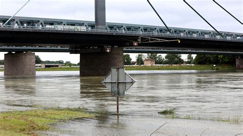 Hochwasser : Rhein Bei Hochwasser Bruecke A40 Duisburg Neuenkamp Stock ...