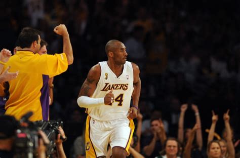 Los Angeles Lakers Kobe Bryants Jersey Unveiled At The Smithsonian