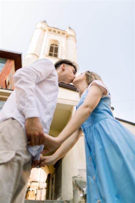 Vista De Fondo De La Encantadora Joven Pareja Atractiva Divirtiéndose