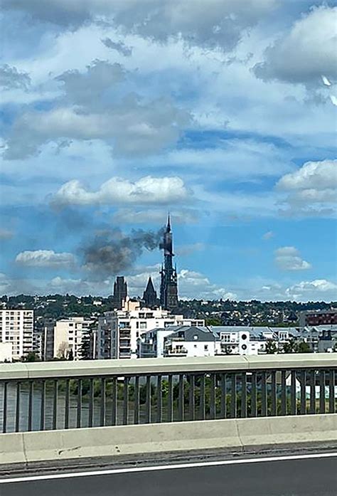 Se incendia la torre de la histórica catedral de Ruán en el norte de