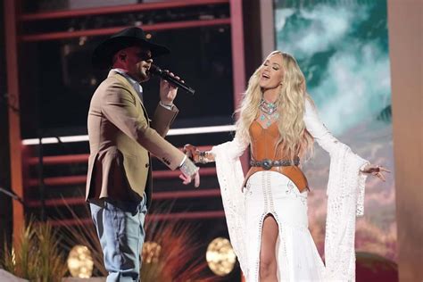 Carrie Underwood Shocks Cma Awards Crowd With Surprise Duet Of Im