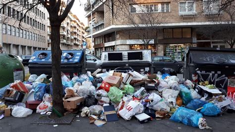 Emergenza Rifiuti A Roma Se Raggi Chiede Di Impugnare La Ramazza La