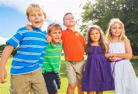 Gelukkige Groep Jonge Jonge Geitjes Stock Afbeelding Image Of Gras