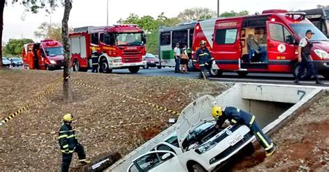 G Carro Cai Em Passarela S Margens Do Eix O Sul Em Bras Lia