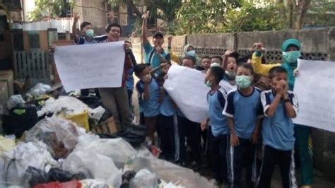 Aroma Busuk Tumpukan Sampah Ganggu Aktivitas Belajar Siswa Sd Di