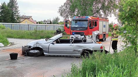 Radom Kompletnie pijany policjant rozbił dwie osobówki Jego sportowy