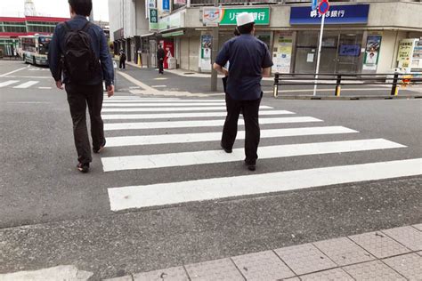 横断歩道って、歩行者優先じゃありませんでしたっけ？｜交通マナーについてあらためて考えてみる コラム【mota】