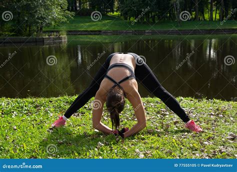 Mujer Que Hace Estirando Ejercicios En El Parque Imagen De Archivo