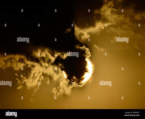 Covering Sun Hi Res Stock Photography And Images Alamy