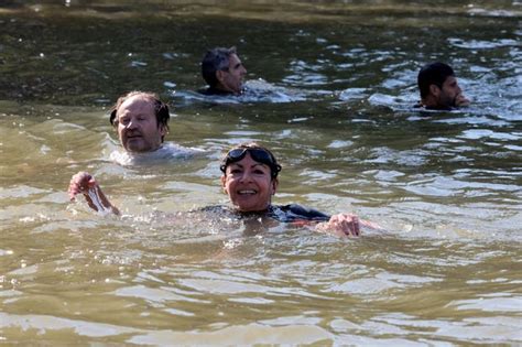Кметът на Париж плува в Сена, за да демонстрира, че водата е чиста ...