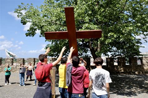 Juventude Castelo De Leiria Acolheu S Mbolos Da Jmj E Cidade Encheu Se