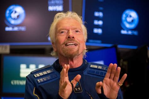 Virgin Galactic faz primeiro voo comercial ao limite do espaço