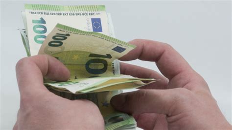 Când se schimbă banii în România de când am putea primi salarii în