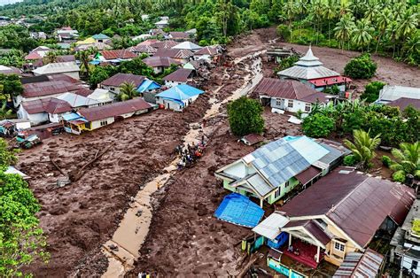 Indonesia Flash Flood Sweeps Away Buildings Leaves 13 Dead Daily Sabah