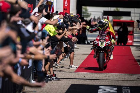 Álvaro Bautista domina ronda portuguesa do Mundial de Superbike em