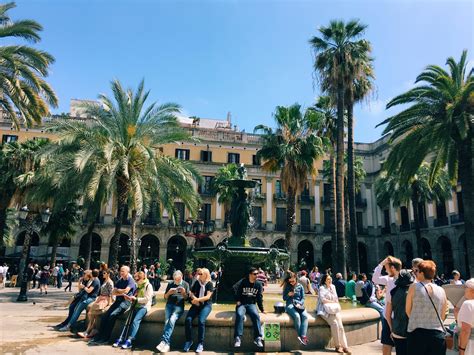 Plaça Reial: The Royalty of Barri Gótic | Barcelona Connect