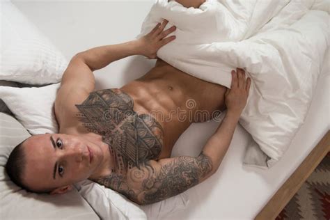 Homme Avec Le Torse Nu Se Situant Dans Le Lit Image Stock Image Du