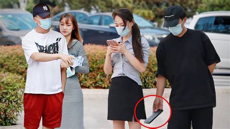 When Man Takes Photos Up Girls Skirt Social Experiment 看到变态男正偷拍女生裙底