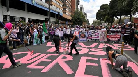 Cientos De Mujeres Protestan En Ecuador Contra Los Femicidios Que Ha