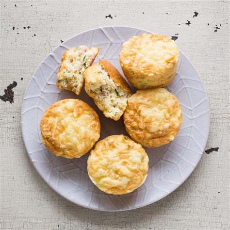 Rührei Muffins mit Speck und Käse zum Brunch und Frühstück