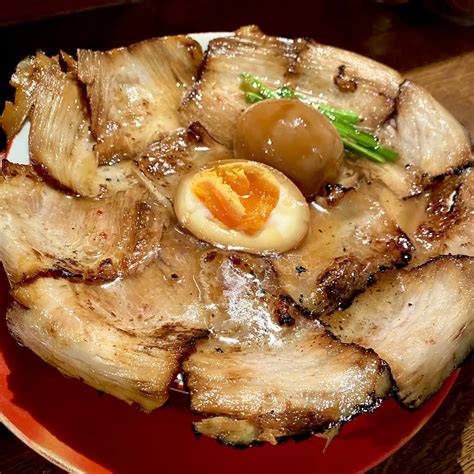 お肉の大輪の花爆盛り炙り焼豚ラーメン🍜🐷﻿ がっち夫婦の飯テロが投稿したフォトブック Lemon8