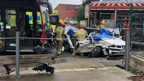 Tres heridos en una aparatosa colisión entre un autobús urbano y un