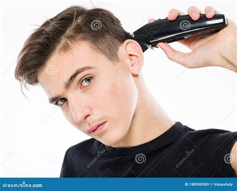 Tienerjongen Snijdt Zijn Eigen Haar Met Een Elektrische Razor Jongeman