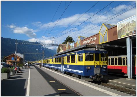 Der Bahnhof Von Wilderswil Mit Einem Einfahrenden Zug Der Berner