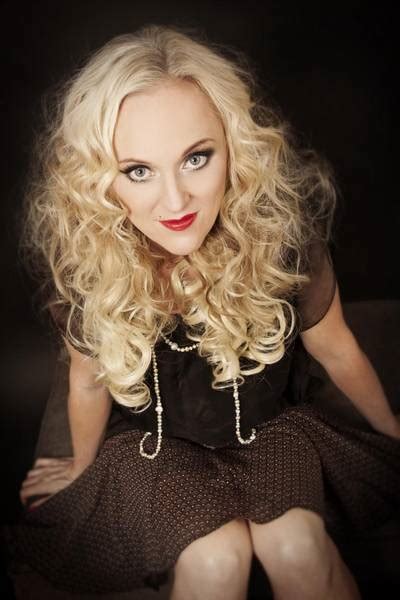 Liv Kristine Präsentiert Ebenfalls Neues