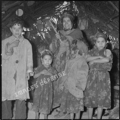 ImagesDéfense Une femme et son enfant dans une habitation